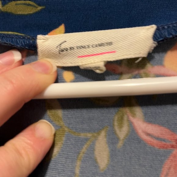 Two by Vince Camuto Floral Blouse size Medium - Picture 3 of 3